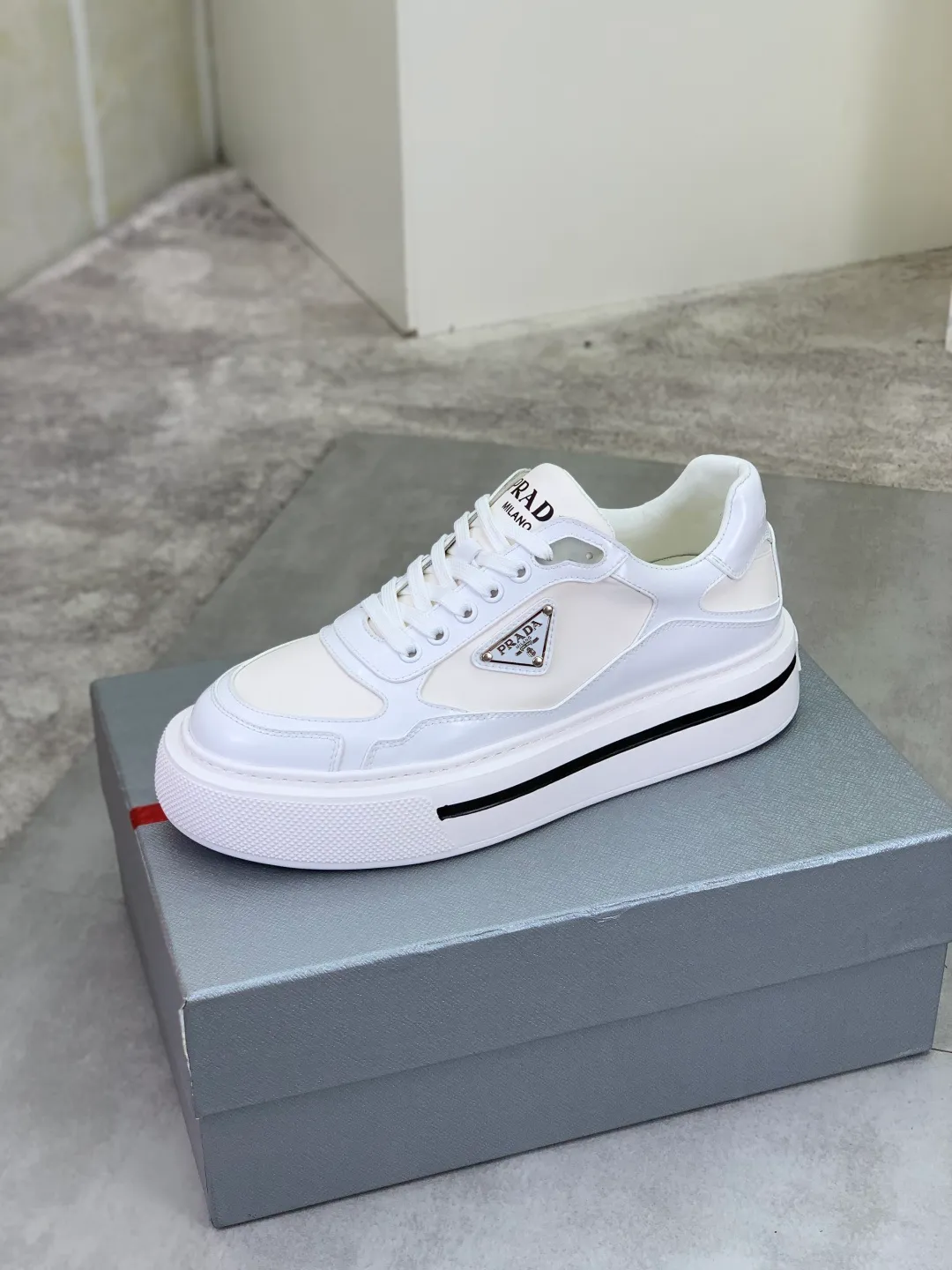 Men's shoes 💰P560💰 [New model] High version official website popular model is on the market, 🆘 Trendy brand (Prada) mainly promotes popular model, avant-garde and versatile fashionable men's shoes private version mold opening, cowhide surface splicing 1:1.. Stylish and simple, original imported cowhide lining cowhide feet; the atmosphere and personality are more fashionable, eye-catching and pursuing class. It will subvert the old idea and be a must-have for fashion trendsetters with you! Must keep it for yourself! Tall and comfortable, large and low, high-end quality workmanship. Size: 38-45; multiple colors available.